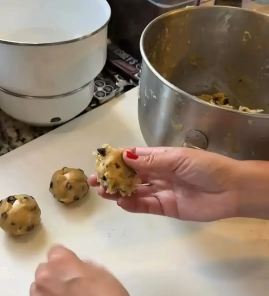 Manos formando bolitas de masa con chispas de chocolate