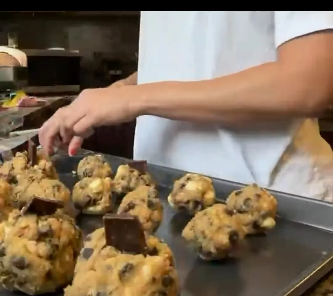 Charola con las bolitas de masa listas para el horno