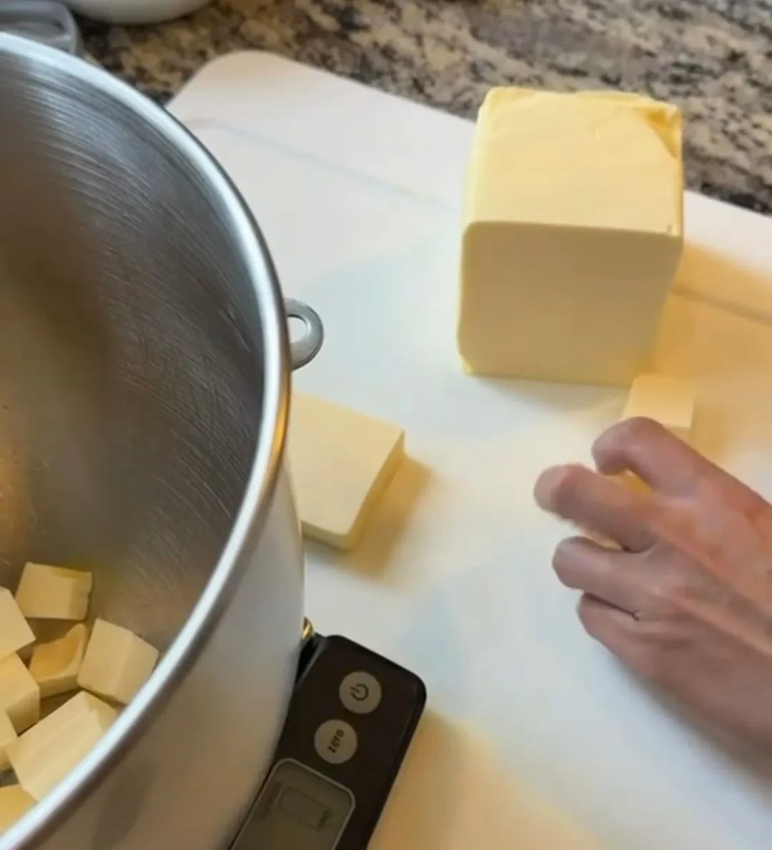 Mantequilla en la báscula, antes de empezar la masa