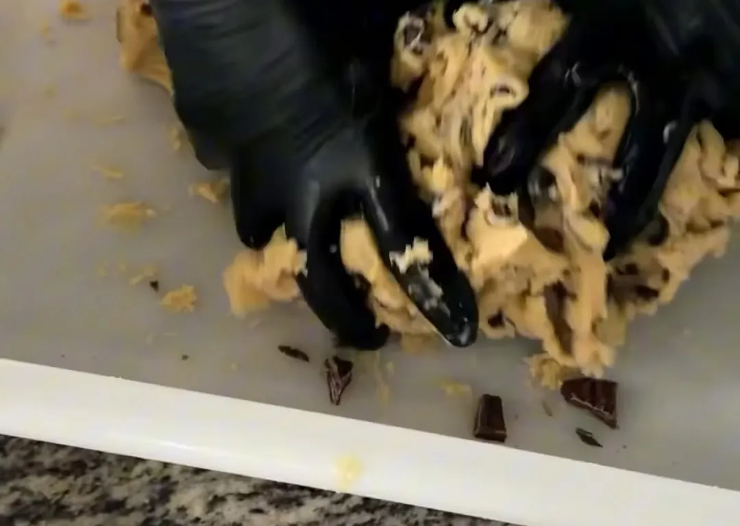 Mezclando a mano la masa de galleta con chocolate